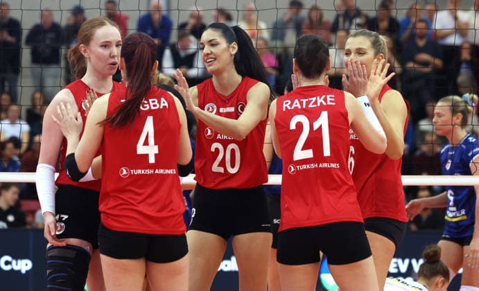 14.01.2026, Deutschland, Stuttgart Volleyball Allianz MTV Stuttgart vs. THY Istanbul, Istanbuler Jubel, v.l. Julia Isabelle Bergmann, Tugba Ivegin, Bahar Akbay, Roberta Ratzke, Anna Nicoletti
