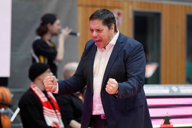 f.l.t.r.: Head-Coach Sasa Filipovski (Fitness First Wuerzburg Baskets) jubelt nach dem Sieg gegen Levice 14.01.2026, Basketball Champions League, Fitness First Wuerzburg Baskets vs. Patrioti Levice, GER, Wuerzburg, Tectake Arena. Copyright: HMBxMedia xHeikoxBecker