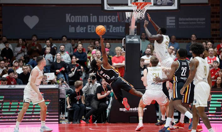 f.l.t.r.: Marcus Carr (Fitness First Wuerzburg Baskets, 5) mit Punkte im Fallen 14.01.2026, Basketball Champions League, Fitness First Wuerzburg Baskets vs. Patrioti Levice, GER, Wuerzburg, Tectake Arena. Copyright: HMBxMedia xHeikoxBecker