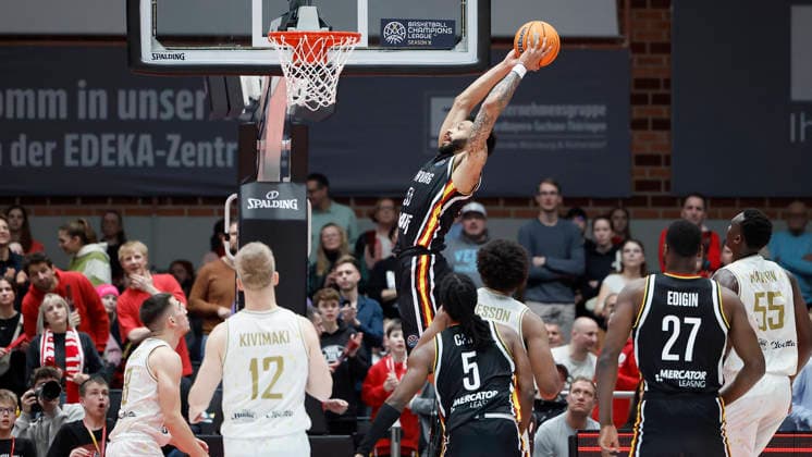 f.l.t.r.: David Muenkat (Fitness First Wuerzburg Baskets, 55) mit einem Dunk nach einem Alley Oop-Anspiel von Marcus Carr (Fitness First Wuerzburg Baskets, 5). 14.01.2026, Basketball Champions League, Fitness First Wuerzburg Baskets vs. Patrioti Levice, GER, Wuerzburg, Tectake Arena. Copyright: HMBxMedia xHeikoxBecker