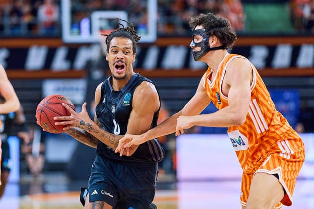 Zweikampf, Duell zwischen Kevin Yebo (NINERS Chemnitz, 00) und Alec Anigbata (ratiopharm ulm, 21) GER, ratiopharm ulm vs. NINERS Chemnitz, Basketball, 14. Spieltag, BKT EuroCup, Spielzeit 2025 2026, 14.01.2025 GER, ratiopharm ulm vs. NINERS Chemnitz, Basketball, 14. Spieltag, BKT EuroCup, Spielzeit 2025 2026, 14.01.2025 Neu-Ulm Copyright: xEibner-Pressefoto GeraldxOelze-dexStoppanyx EP_ODS