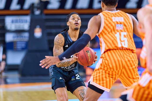 Nike Sibande (NINERS Chemnitz, 02) setzt gegen Justin Simon (ratiopharm ulm, 15) an zum Dreier GER, ratiopharm ulm vs. NINERS Chemnitz, Basketball, 14. Spieltag, BKT EuroCup, Spielzeit 2025 2026, 14.01.2025 GER, ratiopharm ulm vs. NINERS Chemnitz, Basketball, 14. Spieltag, BKT EuroCup, Spielzeit 2025 2026, 14.01.2025 Neu-Ulm Copyright: xEibner-Pressefoto GeraldxOelze-dexStoppanyx EP_ODS