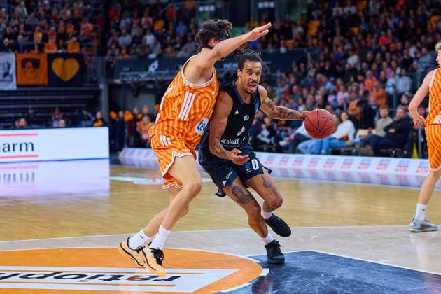 Zweikampf, Duell zwischen Alec Anigbata (ratiopharm ulm, 21) und Kevin Yebo (NINERS Chemnitz, 00) GER, ratiopharm ulm vs. NINERS Chemnitz, Basketball, 14. Spieltag, BKT EuroCup, Spielzeit 2025 2026, 14.01.2025 GER, ratiopharm ulm vs. NINERS Chemnitz, Basketball, 14. Spieltag, BKT EuroCup, Spielzeit 2025 2026, 14.01.2025 Neu-Ulm Copyright: xEibner-Pressefoto GeraldxOelze-dexStoppanyx EP_ODS