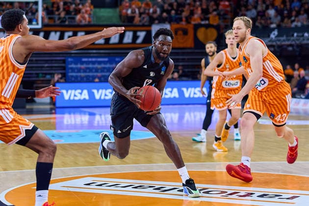 Amadou Sow (NINERS Chemnitz, 12)enttaeuscht, Enttaeuschung,eilt Christian Sengfelder (ratiopharm ulm, 43) GER, ratiopharm ulm vs. NINERS Chemnitz, Basketball, 14. Spieltag, BKT EuroCup, Spielzeit 2025 2026, 14.01.2025 GER, ratiopharm ulm vs. NINERS Chemnitz, Basketball, 14. Spieltag, BKT EuroCup, Spielzeit 2025 2026, 14.01.2025 Neu-Ulm Copyright: xEibner-Pressefoto GeraldxOelze-dexStoppanyx EP_ODS