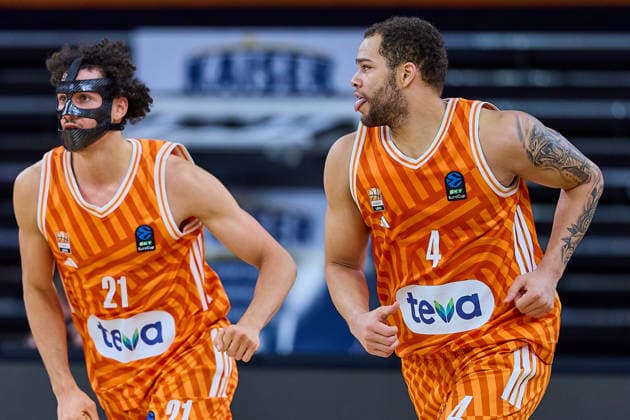 Freude bei Christopher Ledlum (ratiopharm ulm, 04) nach sienem Korberfolg, links Alec Anigbata (ratiopharm ulm, 21) GER, ratiopharm ulm vs. NINERS Chemnitz, Basketball, 14. Spieltag, BKT EuroCup, Spielzeit 2025 2026, 14.01.2025 GER, ratiopharm ulm vs. NINERS Chemnitz, Basketball, 14. Spieltag, BKT EuroCup, Spielzeit 2025 2026, 14.01.2025 Neu-Ulm Copyright: xEibner-Pressefoto GeraldxOelze-dexStoppanyx EP_ODS