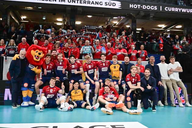 GER; 1.VBL, SVG Lueneburg vs TSV Haching Muenchen 14.01.2026, LKH Arena, Lueneburg, GER; 1. VBL, SVG Lueneburg vs TSV Haching Muenchen im Bild die Lueneburger Mannschaft jubelt ueber den Sieg