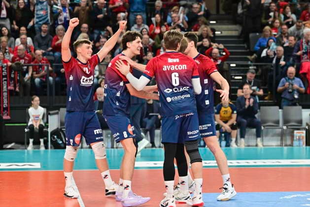 GER; 1.VBL, SVG Lueneburg vs TSV Haching Muenchen 14.01.2026, LKH Arena, Lueneburg, GER; 1. VBL, SVG Lueneburg vs TSV Haching Muenchen im Bild die Lueneburger Mannschaft jubelt ueber den Sieg