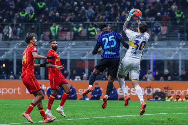 FC Internazionale vs US Lecce - Serie A 2025 26 - 14 01 2026 Manuel Akanji of FC Internazionale competes for the ball with Wladimiro Falcone of US Lecce during Serie A 2025 26 football match between FC Internazionale and US Lecce at San Siro Stadium in Milan Copyright: xBEAUTIFULxSPORTS Carabellix