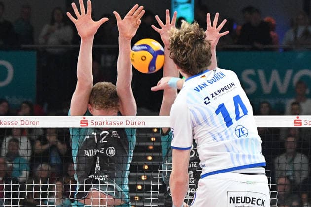v.li.: Siebe Korenblek (Powervolleys Düren, 12), Parker von Buren (VfB Friedrichshafen, 14) schmettert den Ball,, 14.01.2026, Düren (Deutschland), Volleyball, 1. Bundesliga Männer, SWD Powervolleys Düren - VfB Friedrichshafen