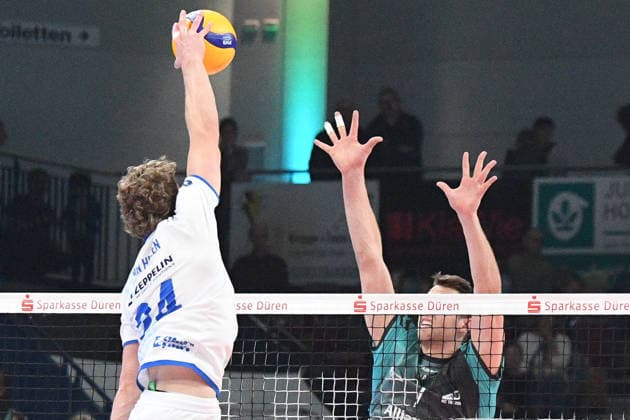v.li.: Jonas Von Huizen (VfB Friedrichshafen, 24) legt den Ball über das Netz,, 14.01.2026, Düren (Deutschland), Volleyball, 1. Bundesliga Männer, SWD Powervolleys Düren - VfB Friedrichshafen