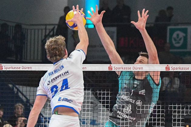 v.li.: Jonas Von Huizen (VfB Friedrichshafen, 24) legt den Ball über das Netz,, 14.01.2026, Düren (Deutschland), Volleyball, 1. Bundesliga Männer, SWD Powervolleys Düren - VfB Friedrichshafen