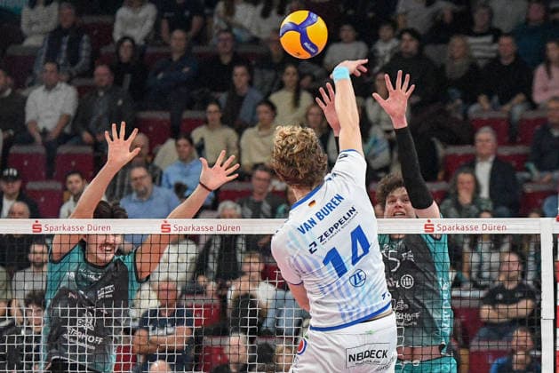 Parker von Buren (VfB Friedrichshafen, 14) legt den Ball über das Netz, Aktion, Action, Spielszene, 14.01.2026, Düren (Deutschland), Volleyball, 1. Bundesliga Männer, SWD Powervolleys Düren - VfB Friedrichshafen