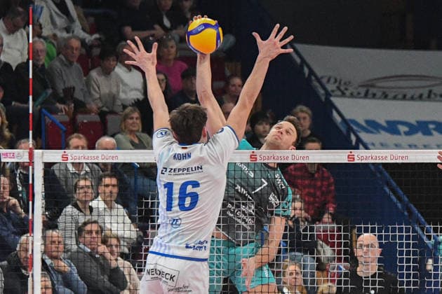 v.li.: Simon Kohn (VfB Friedrichshafen, 16) bei der Blockbildung, Jordan Alexander Canham (Powervolleys Düren, 7) schmettert den Ball, , 14.01.2026, Düren (Deutschland), Volleyball, 1. Bundesliga Männer, SWD Powervolleys Düren - VfB Friedrichshafen