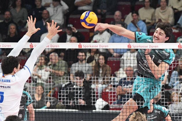 Jordan Alexander Canham (Powervolleys Düren, 7) schmettert den Ball, Aktion, Action, Spielszene, 14.01.2026, Düren (Deutschland), Volleyball, 1. Bundesliga Männer, SWD Powervolleys Düren - VfB Friedrichshafen
