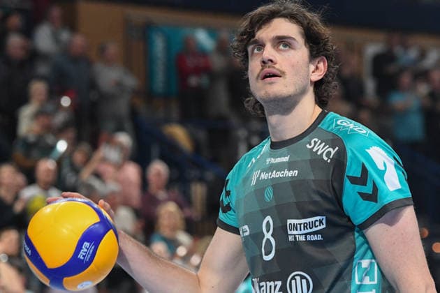Robin Baghdady (Powervolleys Düren, 8) bei der Angabe, beim Aufschlag, Freisteller, Einzelbild, Aktion, Action, 14.01.2026, Düren (Deutschland), Volleyball, 1. Bundesliga Männer, SWD Powervolleys Düren - VfB Friedrichshafen