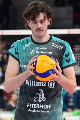 Robin Baghdady (Powervolleys Düren, 8) bei der Angabe, beim Aufschlag, Freisteller, Einzelbild, Aktion, Action, 14.01.2026, Düren (Deutschland), Volleyball, 1. Bundesliga Männer, SWD Powervolleys Düren - VfB Friedrichshafen