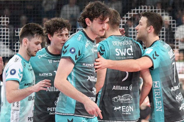 Die Spieler von den Powervolleys Düren nach einem Punktgewinn, konzentriert, , 14.01.2026, Düren (Deutschland), Volleyball, 1. Bundesliga Männer, SWD Powervolleys Düren - VfB Friedrichshafen