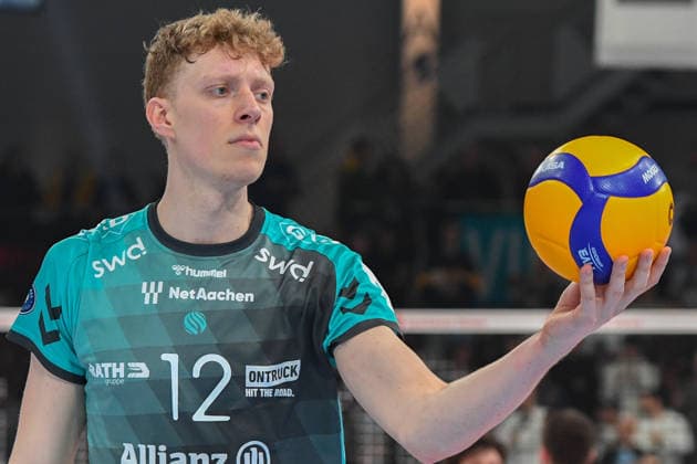Siebe Korenblek (Powervolleys Düren, 12) bei der Angabe, beim Aufschlag, Freisteller, Einzelbild, Aktion, Action, 14.01.2026, Düren (Deutschland), Volleyball, 1. Bundesliga Männer, SWD Powervolleys Düren - VfB Friedrichshafen