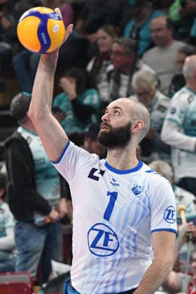 Vojin Cacic (VfB Friedrichshafen, 1) beim Aufwärmen, Aktion, Action, Spielszene, 14.01.2026, Düren (Deutschland), Volleyball, 1. Bundesliga Männer, SWD Powervolleys Düren - VfB Friedrichshafen