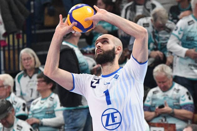 Vojin Cacic (VfB Friedrichshafen, 1) beim Aufwärmen, Aktion, Action, , 14.01.2026, Düren (Deutschland), Volleyball, 1. Bundesliga Männer, SWD Powervolleys Düren - VfB Friedrichshafen
