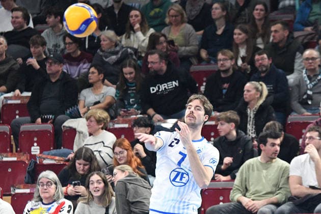 Kyle Hobus (VfB Friedrichshafen, 7) beim Aufwärmen, , 14.01.2026, Düren (Deutschland), Volleyball, 1. Bundesliga Männer, SWD Powervolleys Düren - VfB Friedrichshafen