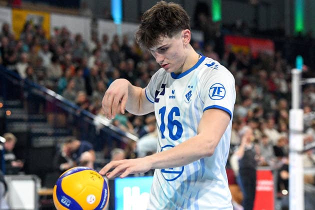 Simon Kohn (VfB Friedrichshafen, 16) beim Aufschlag, Aktion, Action,, 14.01.2026, Düren (Deutschland), Volleyball, 1. Bundesliga Männer, SWD Powervolleys Düren - VfB Friedrichshafen