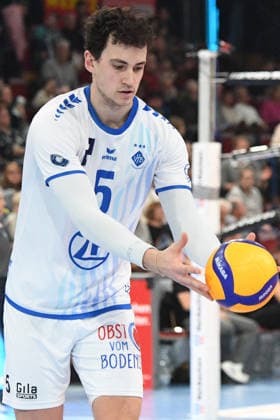 Louis Kunstmann (VfB Friedrichshafen, 5), beim Aufschlag,, 14.01.2026, Düren (Deutschland), Volleyball, 1. Bundesliga Männer, SWD Powervolleys Düren - VfB Friedrichshafen