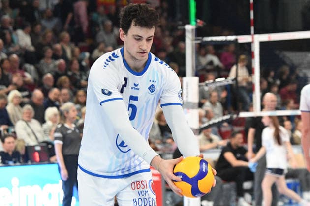 Louis Kunstmann (VfB Friedrichshafen, 5), beim Aufschlag,, 14.01.2026, Düren (Deutschland), Volleyball, 1. Bundesliga Männer, SWD Powervolleys Düren - VfB Friedrichshafen