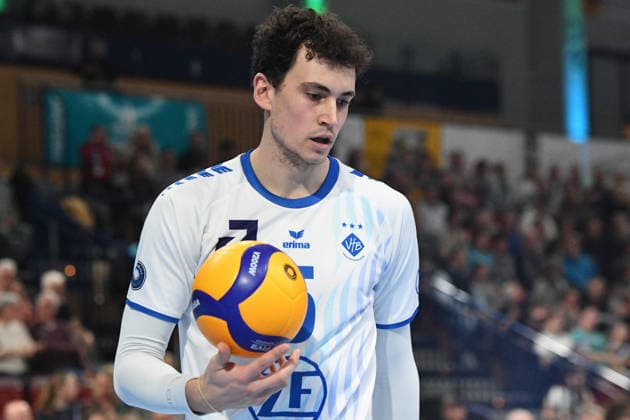 Louis Kunstmann (VfB Friedrichshafen, 5), beim Aufschlag,, 14.01.2026, Düren (Deutschland), Volleyball, 1. Bundesliga Männer, SWD Powervolleys Düren - VfB Friedrichshafen