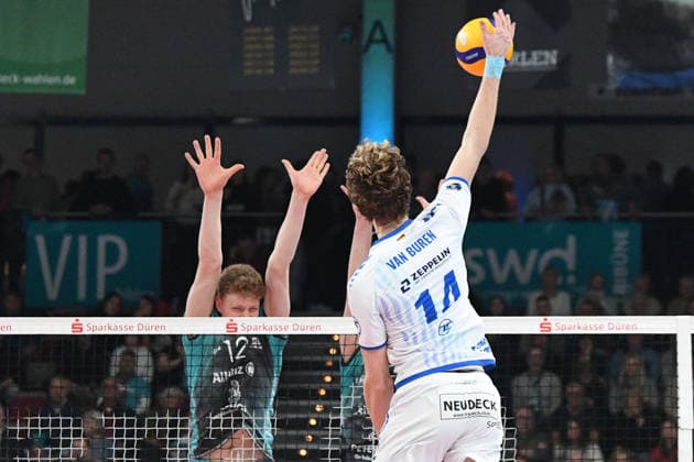 Parker von Buren (VfB Friedrichshafen, 14) schmettert den Ball, , 14.01.2026, Düren (Deutschland), Volleyball, 1. Bundesliga Männer, SWD Powervolleys Düren - VfB Friedrichshafen
