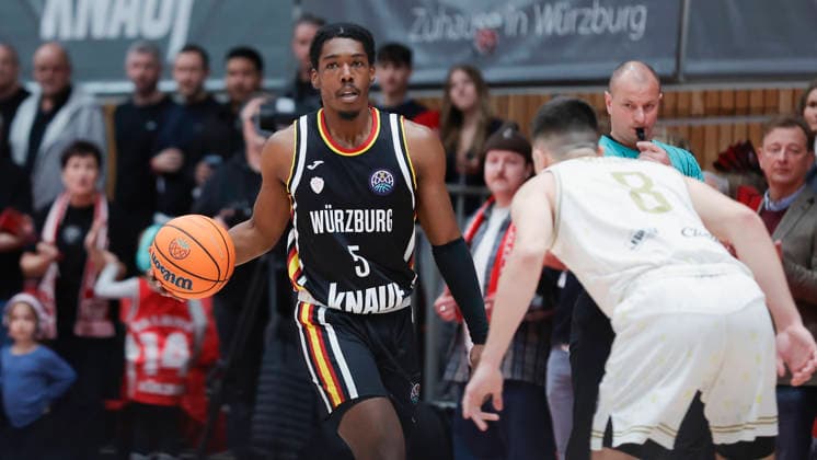 Im Bild: v.li. Marcus Carr(Wuerzburg Baskets, 5) am Ball gegen Novak Music (Patrioti Levice, 8) 14.01.2026, Fitness First Wuerzburg Baskets vs. Patrioti Levice, Basketball Champions League, Play-Ins, Spiel 3, Deutschland, 97072, tectake-Arena Wuerzburg, Copyright: HMBxMedia xJulienxBecker