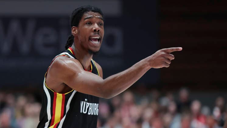 Im Bild: Marcus Carr(Wuerzburg Baskets, 5) mit Anweisungen 14.01.2026, Fitness First Wuerzburg Baskets vs. Patrioti Levice, Basketball Champions League, Play-Ins, Spiel 3, Deutschland, 97072, tectake-Arena Wuerzburg, Copyright: HMBxMedia xJulienxBecker