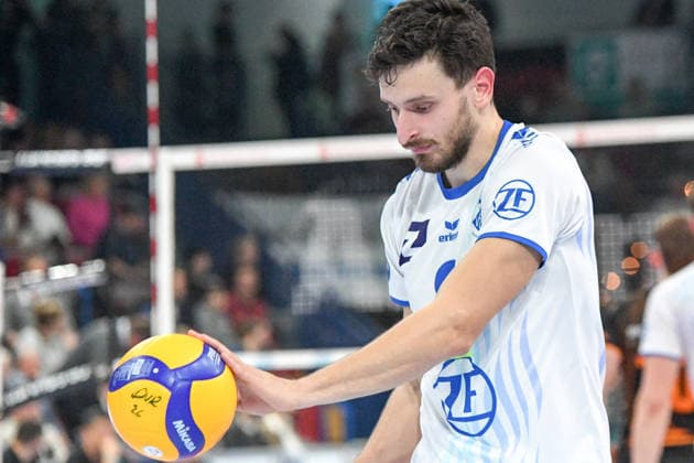 Aleksa Batak (VfB Friedrichshafen, 8) beim Aufschlag,, 14.01.2026, Düren (Deutschland), Volleyball, 1. Bundesliga Männer, SWD Powervolleys Düren - VfB Friedrichshafen