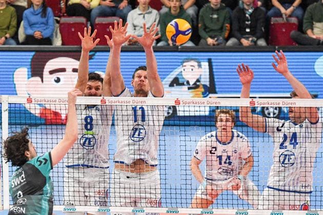 v.li.: Robin Baghdady (Powervolleys Düren, 8) schmettert den Ball, Aleksa Batak (VfB Friedrichshafen, 8) und Marcus Böhme (VfB Friedrichshafen, 11) bei der Blockbildung, Aktion, Action, Spielszene, 14.01.2026, Düren (Deutschland), Volleyball, 1. Bundesliga Männer, SWD Powervolleys Düren - VfB Friedrichshafen