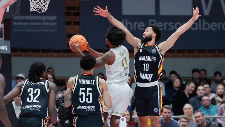 Im Bild: v.li. Charles Thompson (Wuerzburg Baskets, 32), David Muenkat (Wuerzburg Baskets, 55), Rickey McGill (Patrioti Levice, 0) und Davion Mintz (Wuerzburg Baskets, 10) 14.01.2026, Fitness First Wuerzburg Baskets vs. Patrioti Levice, Basketball Champions League, Play-Ins, Spiel 3, Deutschland, 97072, tectake-Arena Wuerzburg, Copyright: HMBxMedia xJulienxBecker