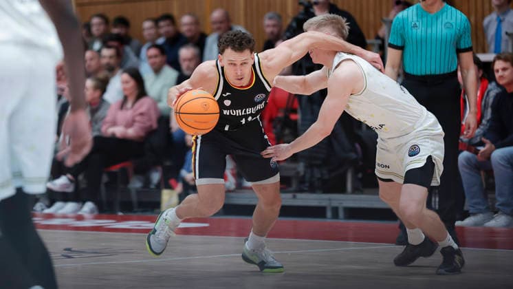 Im Bild: v.li. Brae Ivey (Wuerzburg Baskets, 11) gegen Aatu Kivimaki (Patrioti Levice, 12) 14.01.2026, Fitness First Wuerzburg Baskets vs. Patrioti Levice, Basketball Champions League, Play-Ins, Spiel 3, Deutschland, 97072, tectake-Arena Wuerzburg, Copyright: HMBxMedia xJulienxBecker