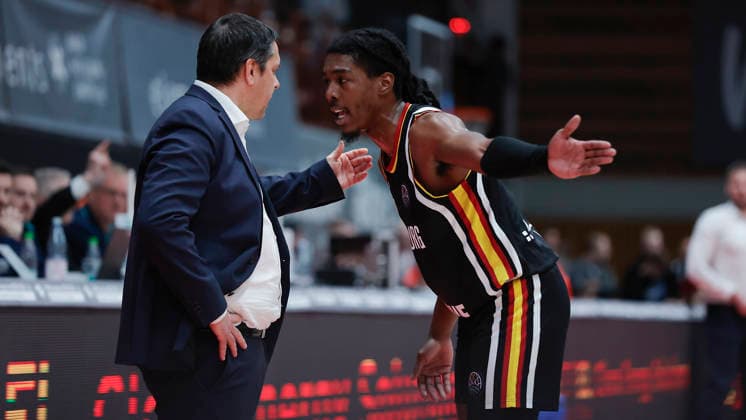 Im Bild: v.li. Head-Coach Sasa Filipovski (Wuerzburg Baskets) und Marcus Carr(Wuerzburg Baskets, 5) besprechen sich 14.01.2026, Fitness First Wuerzburg Baskets vs. Patrioti Levice, Basketball Champions League, Play-Ins, Spiel 3, Deutschland, 97072, tectake-Arena Wuerzburg, Copyright: HMBxMedia xJulienxBecker