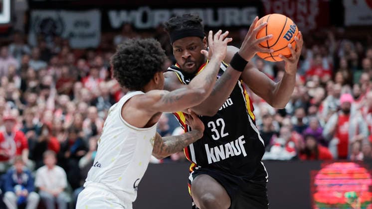 Im Bild: v.li. Rickey McGill (Patrioti Levice, 0) gegen Charles Thompson (Wuerzburg Baskets, 32) am Ball 14.01.2026, Fitness First Wuerzburg Baskets vs. Patrioti Levice, Basketball Champions League, Play-Ins, Spiel 3, Deutschland, 97072, tectake-Arena Wuerzburg, Copyright: HMBxMedia xJulienxBecker