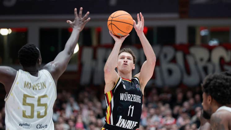 Im Bild: Brae Ivey (Wuerzburg Baskets, 11) mit dem Dreier 14.01.2026, Fitness First Wuerzburg Baskets vs. Patrioti Levice, Basketball Champions League, Play-Ins, Spiel 3, Deutschland, 97072, tectake-Arena Wuerzburg, Copyright: HMBxMedia xJulienxBecker