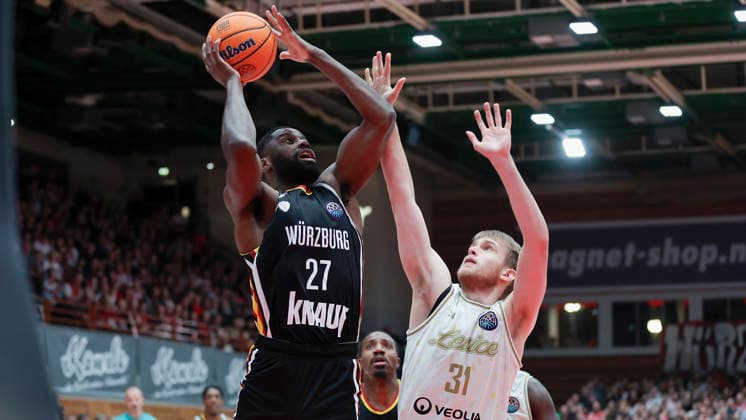 Im Bild: v.li. Eddy Edigin (Wuerzburg Baskets, 27) am Ball gegen Samuel Solcansky (Patrioti Levice, 31) 14.01.2026, Fitness First Wuerzburg Baskets vs. Patrioti Levice, Basketball Champions League, Play-Ins, Spiel 3, Deutschland, 97072, tectake-Arena Wuerzburg, Copyright: HMBxMedia xJulienxBecker