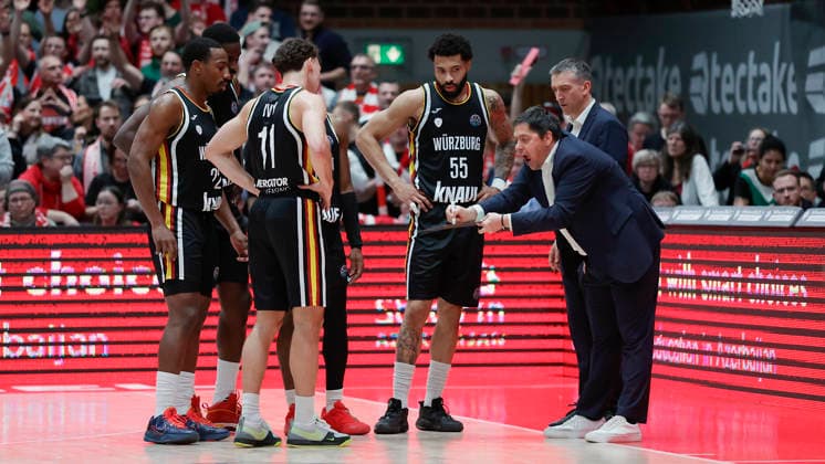 Im Bild: Auszeitbesprechung bei den Wuerzburg Baskets 14.01.2026, Fitness First Wuerzburg Baskets vs. Patrioti Levice, Basketball Champions League, Play-Ins, Spiel 3, Deutschland, 97072, tectake-Arena Wuerzburg, Copyright: HMBxMedia xJulienxBecker