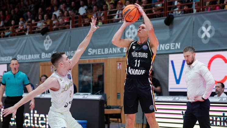 Im Bild: v.li. Novak Music (Patrioti Levice, 8) gegen den Korbwurf von Brae Ivey (Wuerzburg Baskets, 11) 14.01.2026, Fitness First Wuerzburg Baskets vs. Patrioti Levice, Basketball Champions League, Play-Ins, Spiel 3, Deutschland, 97072, tectake-Arena Wuerzburg, Copyright: HMBxMedia xJulienxBecker