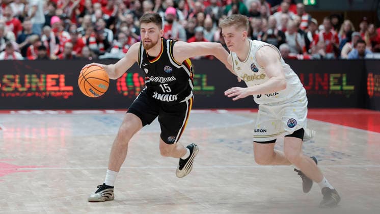 Im Bild: v.li. Ryan Schwieger (Wuerzburg Baskets, 15) am Ball gegen Aatu Kivimaki (Patrioti Levice, 12) 14.01.2026, Fitness First Wuerzburg Baskets vs. Patrioti Levice, Basketball Champions League, Play-Ins, Spiel 3, Deutschland, 97072, tectake-Arena Wuerzburg, Copyright: HMBxMedia xJulienxBecker