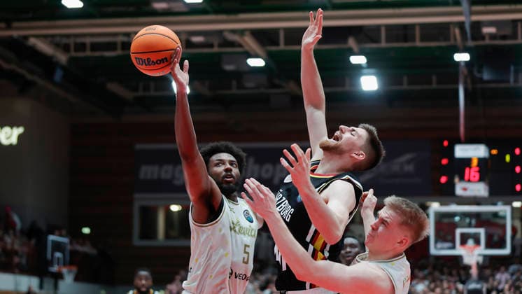 Im Bild: v.li. Andre Wesson Jr. (Patrioti Levice, 5), Ryan Schwieger (Wuerzburg Baskets, 15) und Aatu Kivimaki (Patrioti Levice, 12) 14.01.2026, Fitness First Wuerzburg Baskets vs. Patrioti Levice, Basketball Champions League, Play-Ins, Spiel 3, Deutschland, 97072, tectake-Arena Wuerzburg, Copyright: HMBxMedia xJulienxBecker
