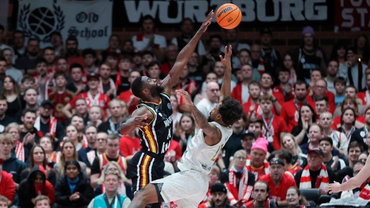 Im Bild: v.li. Eddy Edigin (Wuerzburg Baskets, 27) gegen Rickey McGill (Patrioti Levice, 0) 14.01.2026, Fitness First Wuerzburg Baskets vs. Patrioti Levice, Basketball Champions League, Play-Ins, Spiel 3, Deutschland, 97072, tectake-Arena Wuerzburg, Copyright: HMBxMedia xJulienxBecker