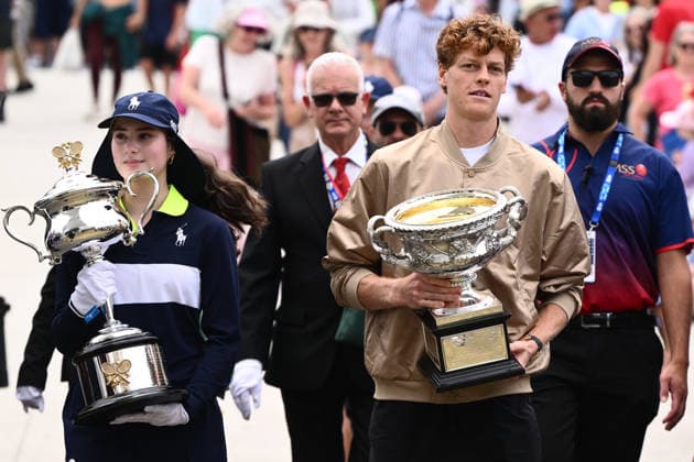 TENNIS AUSTRALIAN OPEN DRAW, Jannik Sinner of Italy (right) arrives with the Norman Brookes Challenge Cup during the draw for the 2026 Australian Open tennis tournament, at Melbourne Park, Melbourne, Thursday, January 15, 2025. ( NO ARCHIVING, EDITORIAL USE ONLY MELBOURNE VICTORIA AUSTRALIA  Copyright: xJOELxCARRETTx 20260115151588943684