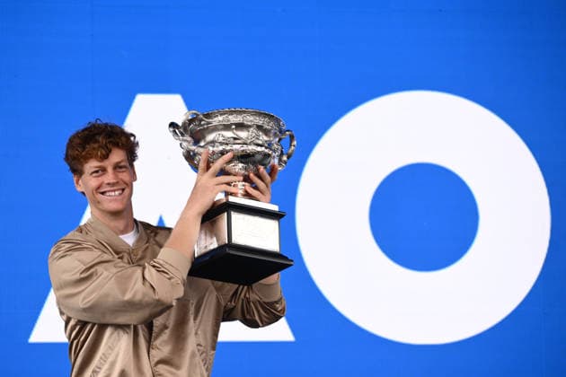 TENNIS AUSTRALIAN OPEN DRAW, Jannik Sinner of Italy poses for a photo with the Norman Brookes Challenge Cup during the draw for the 2026 Australian Open tennis tournament, at Melbourne Park, Melbourne, Thursday, January 15, 2025. ( NO ARCHIVING, EDITORIAL USE ONLY MELBOURNE VICTORIA AUSTRALIA  Copyright: xJOELxCARRETTx 20260115190725237947
