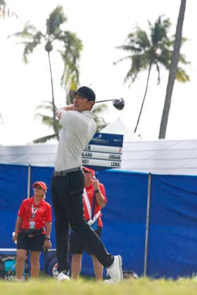 January 14, 2026, Honolulu, Hawaii, USA: American actor DANIEL HENNEY tees off during the Pro-Am round at the 2026 Sony Open in Honolulu, Hawaii on January 14, 2026. Honolulu USA - ZUMAm310 20260114_zsp_m310_035 Copyright: xElliotxMilesx