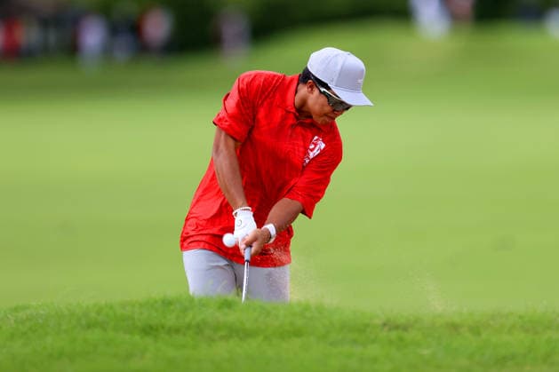 January 14, 2026 - University of Hawaii Rainbow Warrior Football Quarterback Micah Alejado hits from a bunker on the 6th fairway during a Pro-Am prior to the 2026 Sony Open in Hawaii at Waialae Country Club in Honolulu, HI - CSM Honolulu USA - ZUMAc04_ 20260114_zma_c04_134 Copyright: xAndrewxLeex