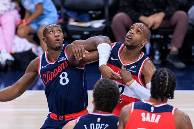 January 14, 2026, Inglewood, California, USA: Kris Dunn 8 of the Los Angeles Clippers and Khris Middleton 22 of the Washington Wizards battle for position during their 2025 NBA, Basketball Herren, USA regular season game on Wednesday January 14, 2026 at Intuit Dome Arena in Inglewood, California. JAVIER ROJAS PI Inglewood USA - ZUMAp124 20260114_zaa_p124_006 Copyright: xJavierxRojasx